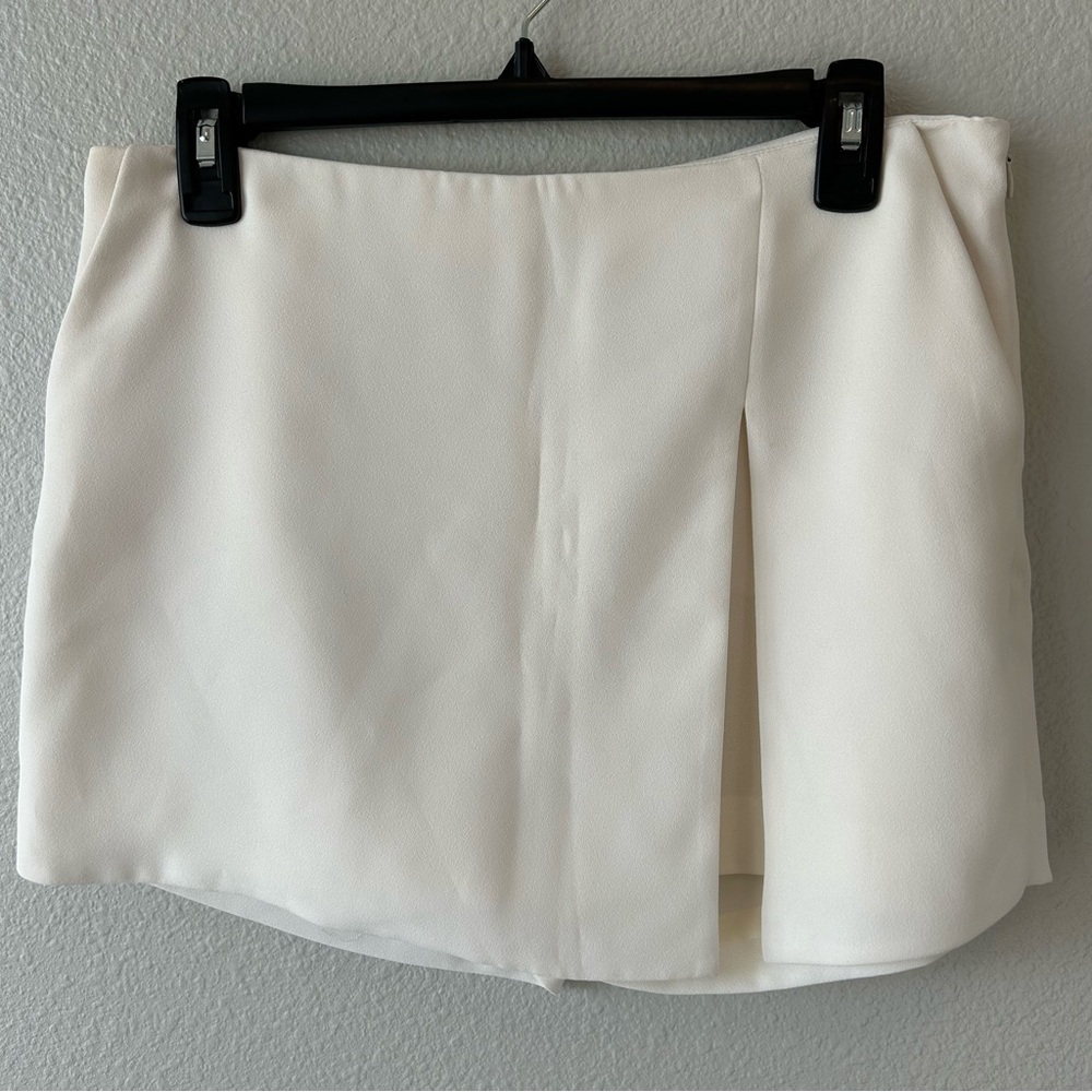 Express Cream/White Mini Skort